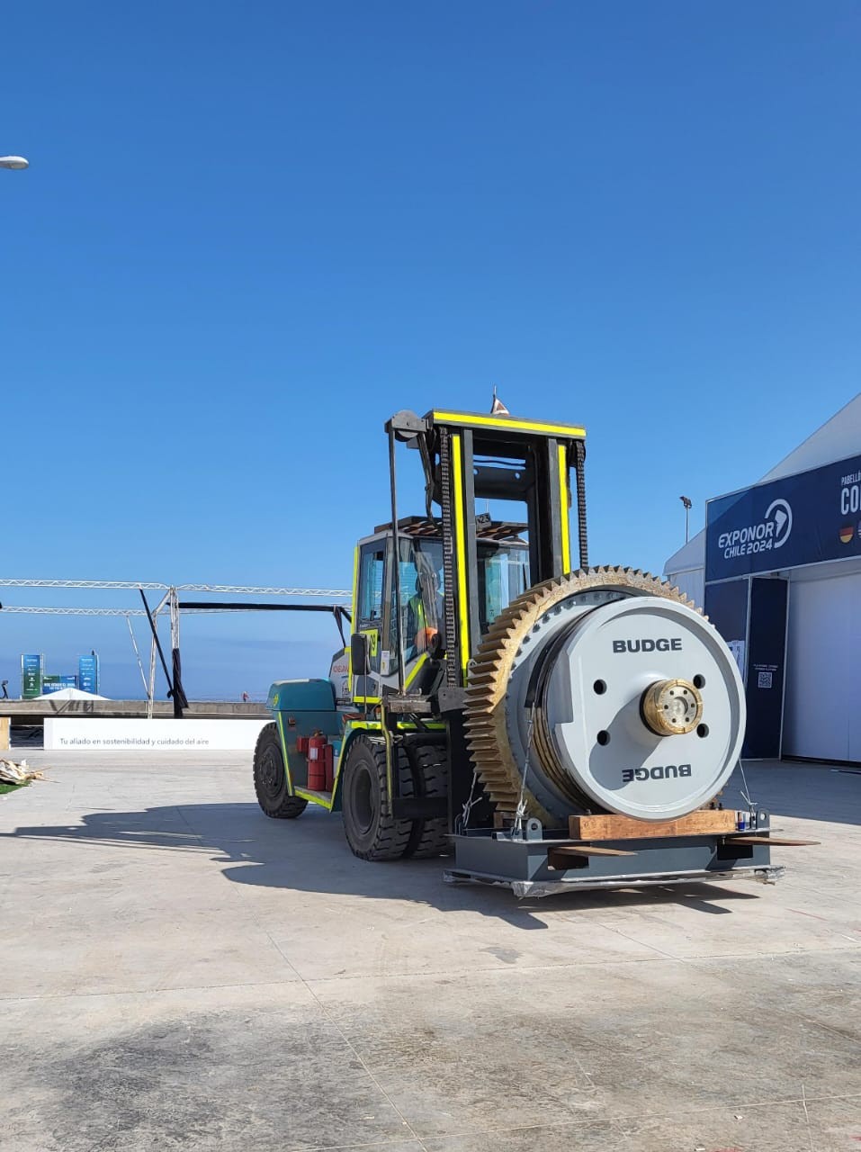 Grúa horquilla trasladando un componente industrial