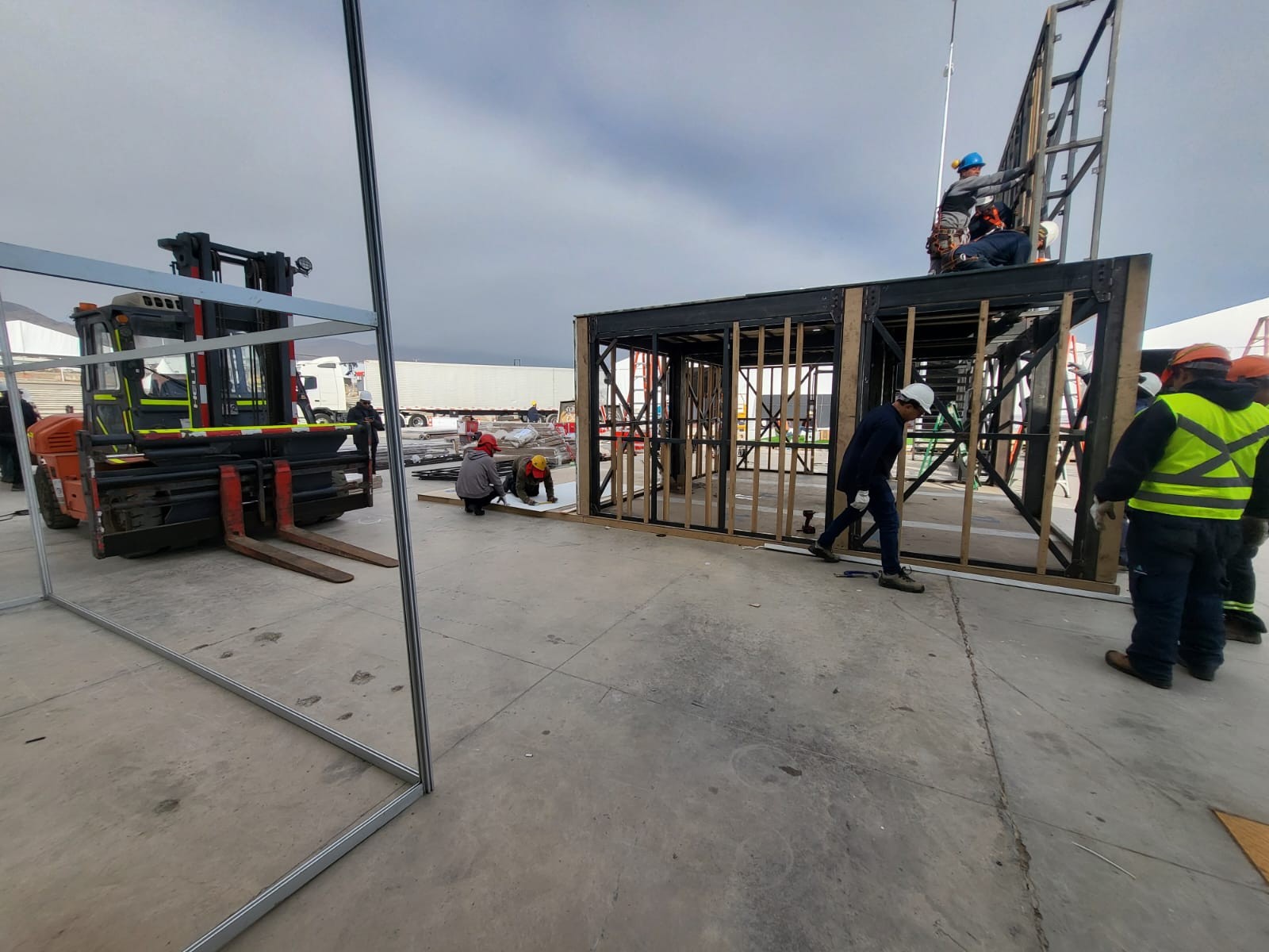 Equipo trabajando en montaje de una estructura industrial