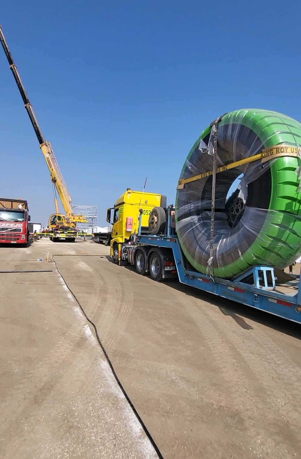 Transporte de neumático minero en camión de carga